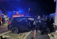 Vozač s gotovo 2 promila udario u obiteljsku kuću i hidrant, završio u bolnici