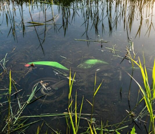 Izgubio kontrolu nad motociklom i sletio u kanal pun vode, hitno prevezen u KBC Osijek