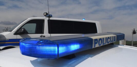 Pretukli 31-godišnjaka u automobilu i izvan njega, a potom ga teško ozlijeđenog ostavili samog