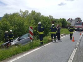 Vozač pod utjecajem alkohola sletio s ceste i završio u kanalu, ozlijeđene dvije osobe