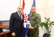Ministar obrane Ivan Anušić uručio medalju vojniku koji je spasio život 17-godišnjem nogometašu