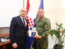 Ministar obrane Ivan Anušić uručio medalju vojniku koji je spasio život 17-godišnjem nogometašu
