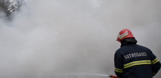 Požar u dvorištu restorana Citadela, intervenirali vatrogasci