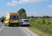 Izgubio kontrolu u zavoju: majka poginula, 21-godišnjak helikopterom prevezen u bolnicu