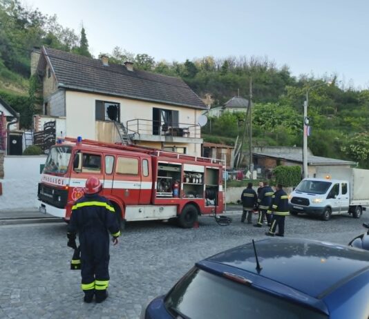 Požar obiteljske kuće u Batini, jedna osoba lakše ozlijeđena