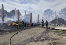 Nakon noćnog požara u Podolju jutros 12 vatrogasaca s četiri navalna vozila nastavilo dogašivanje požarišta