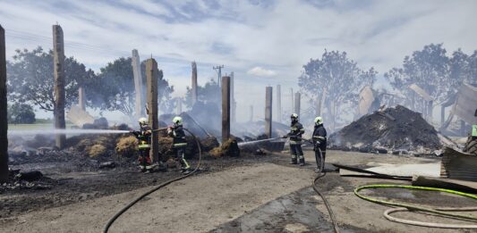 Nakon noćnog požara u Podolju jutros 12 vatrogasaca s četiri navalna vozila nastavilo dogašivanje požarišta