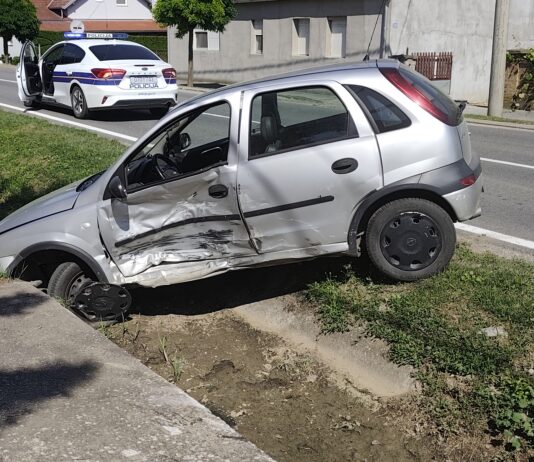 Dvije osobe ozlijeđene u prometnoj nesreći u Baranji, jedan automobil završio u kanalu