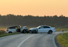 Vozio pijan i pozitivan na drogu, prešao u suprotni trak i frontalno se sudario, jedna osoba teško ozlijeđena