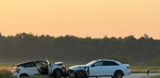Vozio pijan i pozitivan na drogu, prešao u suprotni trak i frontalno se sudario, jedna osoba teško ozlijeđena