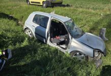 Autom sletio s kolnika u odvodni kanal, dvije osobe prevezene u bolnicu