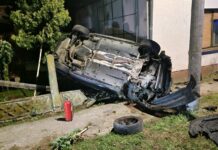 Mladi vozač s 1,75 promila nepropisno pretjecao pa se automobil prevrnuo i udario u betonsku ogradu i zid kuće