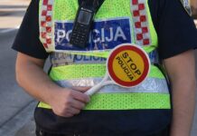 Vozio moped bez vozačke i kacige, odbio testiranje na alkohol i drogu pa vrijeđao policajce