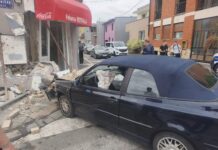 Automobil se u Osijeku silovito zabio u ulaz pekare, prednji kraj vozila potpuno uništen