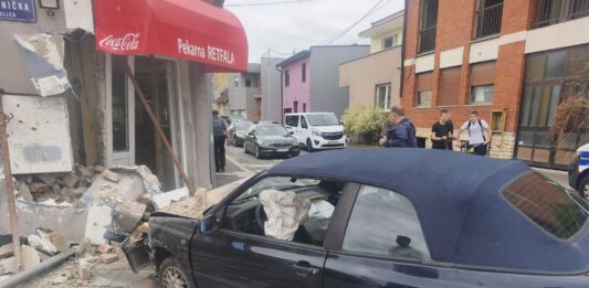 Automobil se u Osijeku silovito zabio u ulaz pekare, a dio zida se urušio