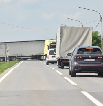 Unatoč znakovima za obilazak, brojni vozači dolazili do zatvorenog prijelaza kod Švajcarnice