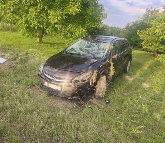 Policija objavila detalje: Automobil sletio s ceste, udario u znak i završio na krovu, vozač ozlijeđen