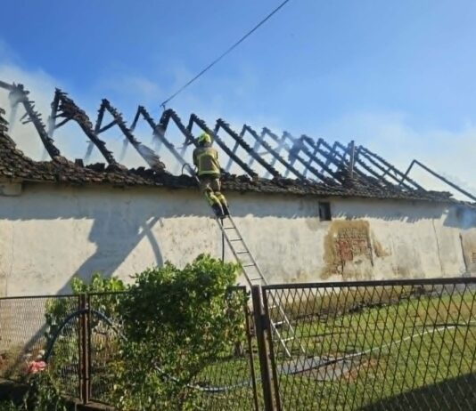 Izgorio krov obiteljske kuće u Gornjem Miholjcu, nastala velika materijalna šteta