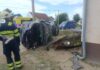 Automobil sletio s ceste, udario u ogradu i završio na boku