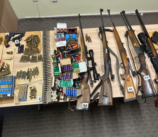 Policija u Đakovu oduzela 2 pištolja, 5 pušaka, 6 ručnih bombi i 811 metaka