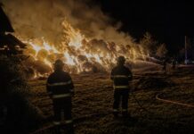 Veliki požar na farmi kod Malinovca: Vatra zahvatila bale sijena i traktor, na terenu brojni vatrogasci