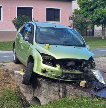 Detalji nesreće u Novoj Kapeli: Automobilom sletio u odvodni kanal, vozač teško ozlijeđen