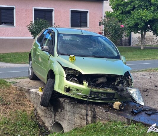 Detalji nesreće u Novoj Kapeli: Automobilom sletio u odvodni kanal, vozač teško ozlijeđen