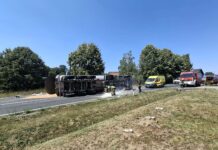 Šleper se prevrnuo u središtu Mikleuša, vatrogasci izvlačili vozača iz kabine