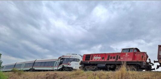 Teški sudar putničkog i teretnog vlaka: Pet osoba teško, a 12 lakše ozlijeđeno
