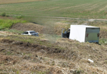 Automobili i dostavno vozilo sudarili se pa sletjeli u kanal