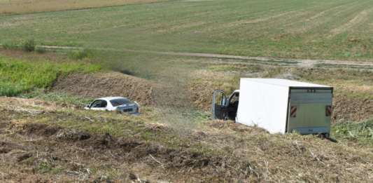 Automobili i dostavno vozilo sudarili se pa sletjeli u kanal