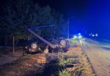 Automobilom sletio s ceste i prepolovio betonski stup, vatrogasci izvlačili vozača