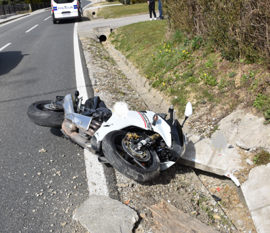 Teška prometna nesreća: Poginuo vozač motocikla
