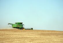 U polju kod Đakova izgorio kombajn, šteta 150 tisuća eura