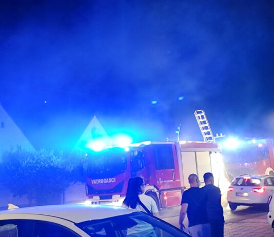Požar u Višnjevcu: Vatrogasci na terenu s dva navalna vozila, ulicu prekrio gust dim