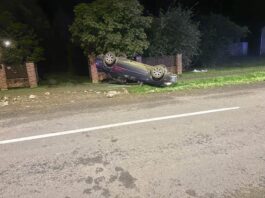 Policija objavila detalje: Nakon slijetanja automobil udario u putokaz i završio na krovu