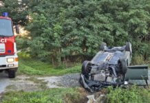 Automobil sletio s ceste, udario u betonski most i završio na krovu