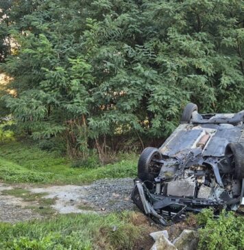 Automobil sletio s ceste, udario u betonski most i završio na krovu