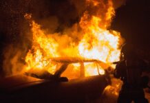 Automobil u potpunosti izgorio na parkiralištu u Slavonskom Brodu