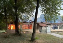 Veliki požar u pomoćnom objektu Hrvatskih šuma, traje dogašivanje drvenih greda
