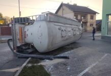 Silos-cisterna prevrnula se na izlazu iz kružnog toka, u tijeku pretovar žitarica