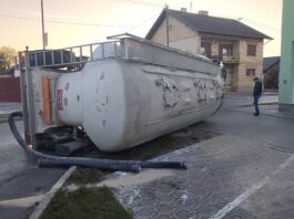 Silos-cisterna prevrnula se na izlazu iz kružnog toka, u tijeku pretovar žitarica