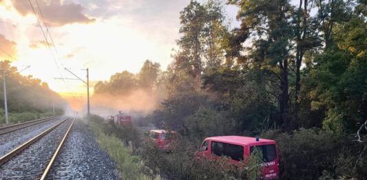 Požar uz prugu kod Okučana: Željeznički promet obustavljen u oba smjera