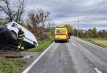 Kombi sletio s ceste, dvije osobe ozlijeđene u prometnoj nesreći