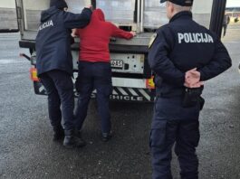 U teretnom vozilu prevozio migrante, njegov pomagač dojavljivao gdje je policija