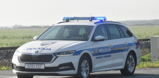 Prometna nesreća kod Samatovaca: Sudarili se kamion i osobni automobil, dvije osobe ozlijeđene