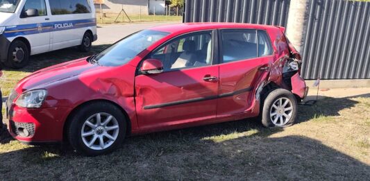 Sudar komunalnog kamiona i osobnog automobila